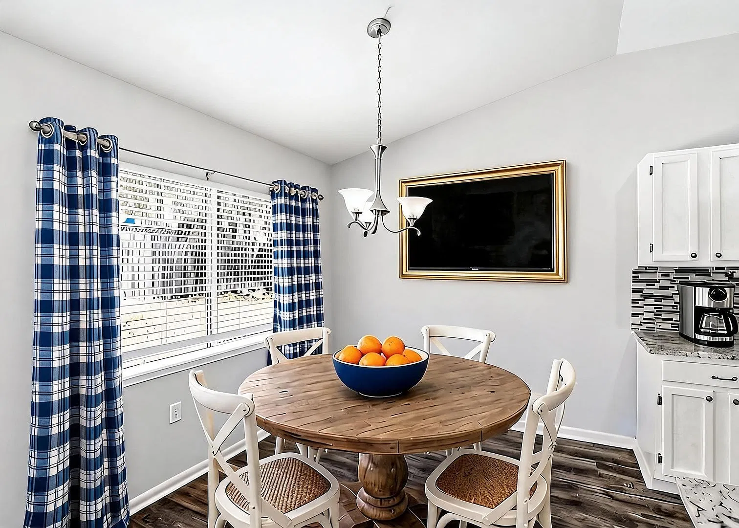 3 Bedroom Home with Fireplace and Private Backyard — Photo 4