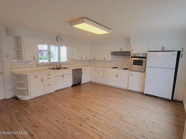 114 Dickson St — Photo 11