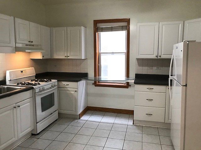 1st image of 819 S Carpenter St #2W