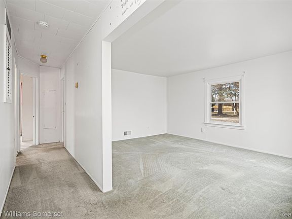 4th image of 32694 Ruehle Ave