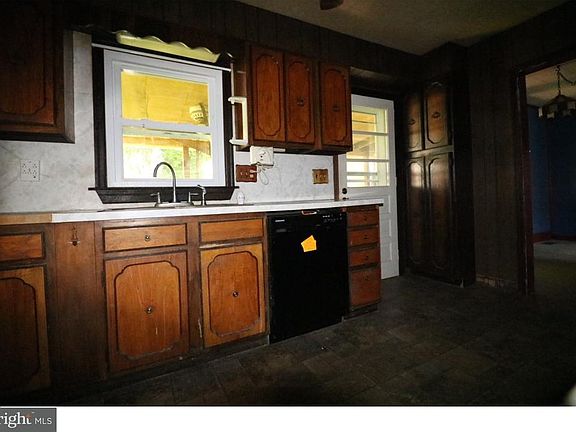 4th image of 7 Amherst Dr