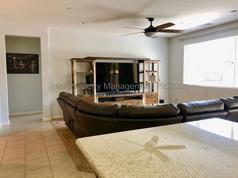 3031 N Schneider Ave — Photo 3