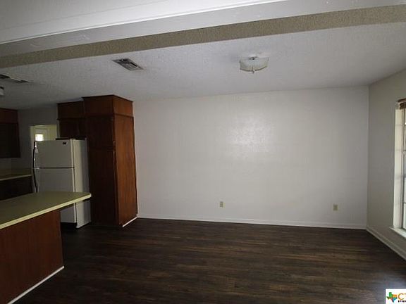 4th image of 906 Holly St