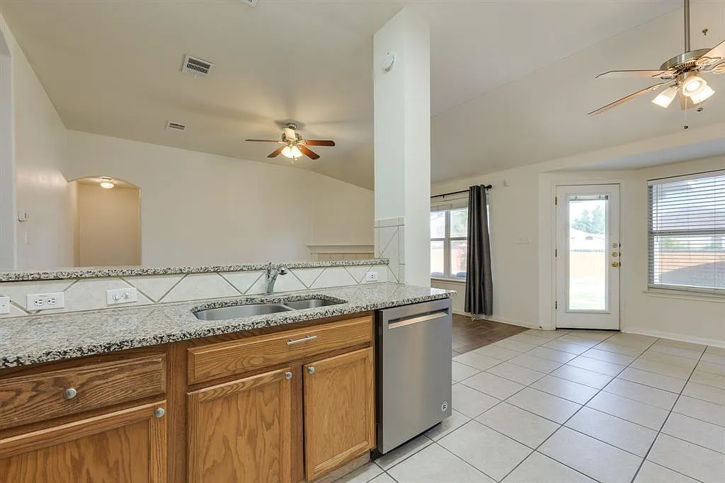 3 bed, 2.0 bath, 1353 sqft, $2,000 — Photo 3