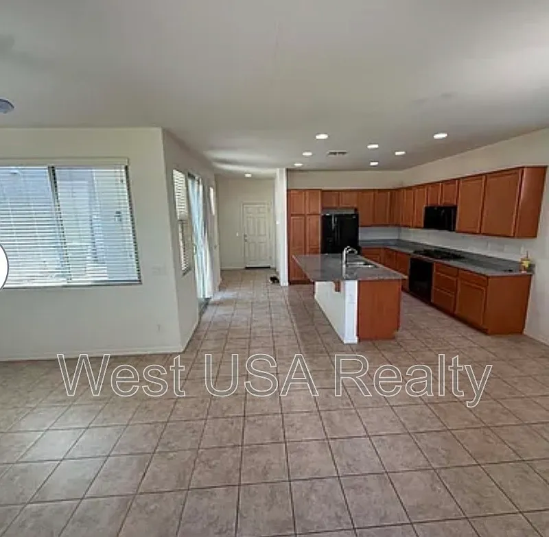 3 bed, 2.5 bath, 1944 sqft, $2,125 — Photo 3