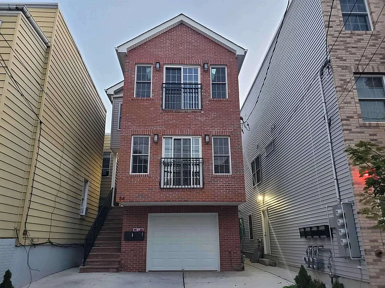 84 Andrew St — Photo 25