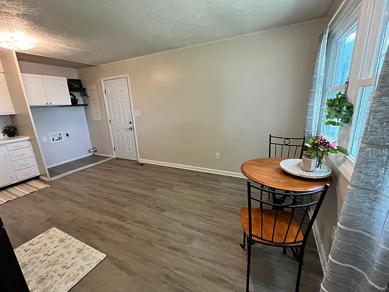 712 N Maple St — Photo 5
