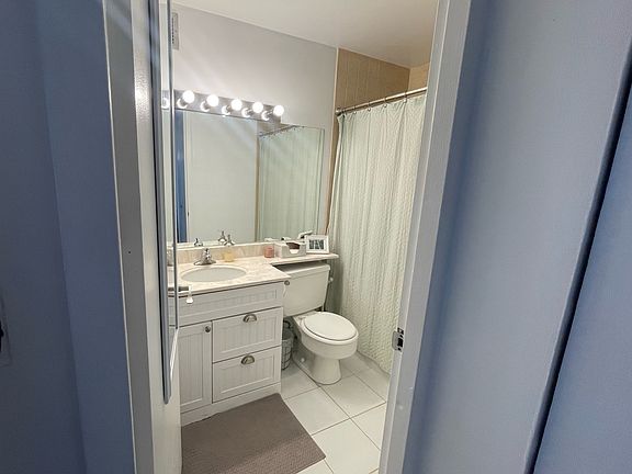 5th image of 2020 N Lincoln Park W APT 6J
