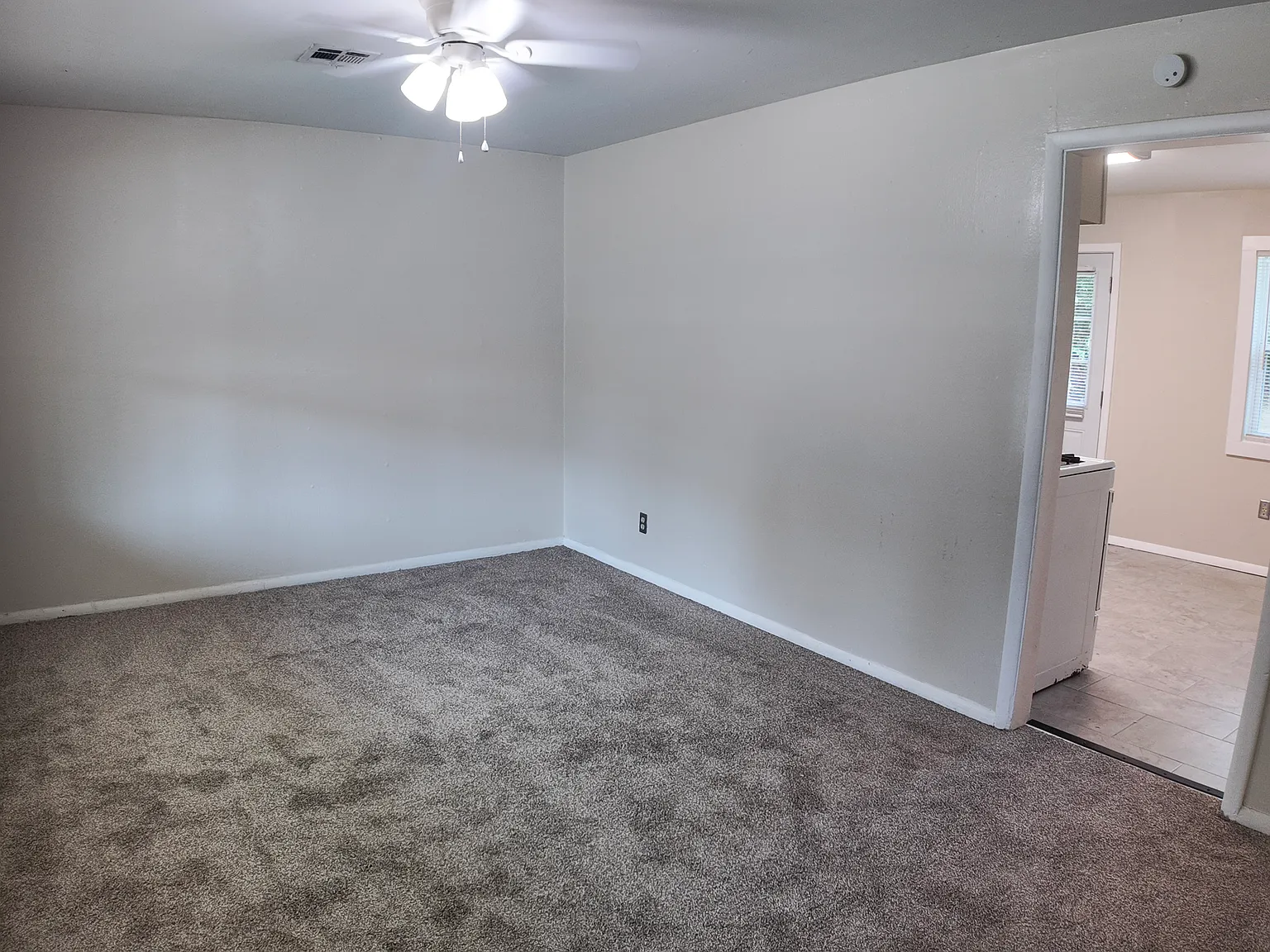 3 bed, 858 sqft, $1,175 — Photo 3