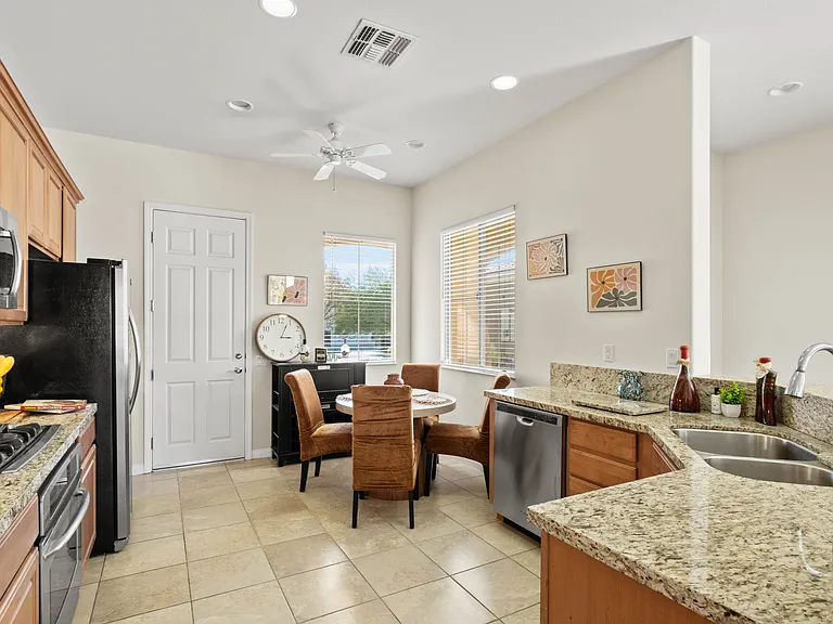 80528 Avenida San Fernando — Photo 10