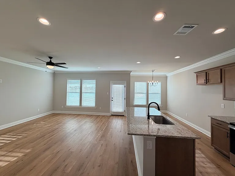 820 Venecia Dr — Photo 9
