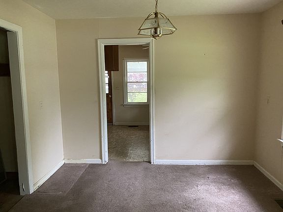4th image of 325 N Park St