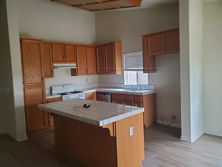 180 Anderson Way — Photo 3