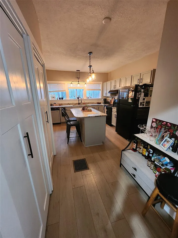 2 bed, 1.0 bath, 800 sqft, $1,900 — Photo 3