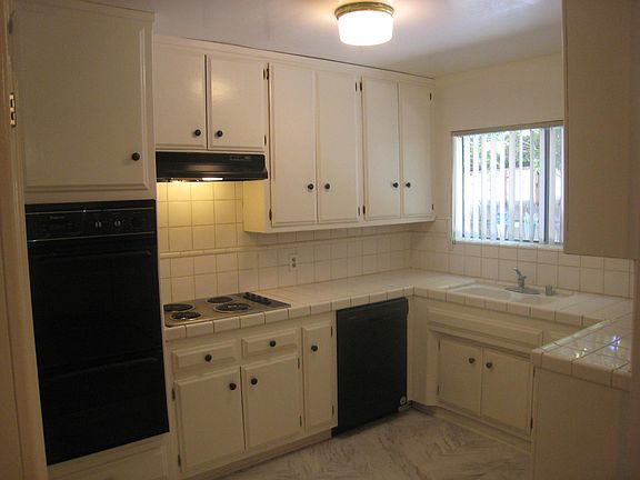 5th image of 4242 Whitsett Ave APT 2