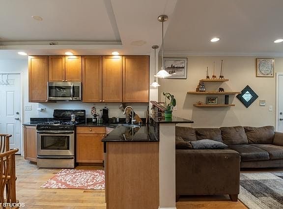 5th image of 7062 N Wolcott Ave APT 2