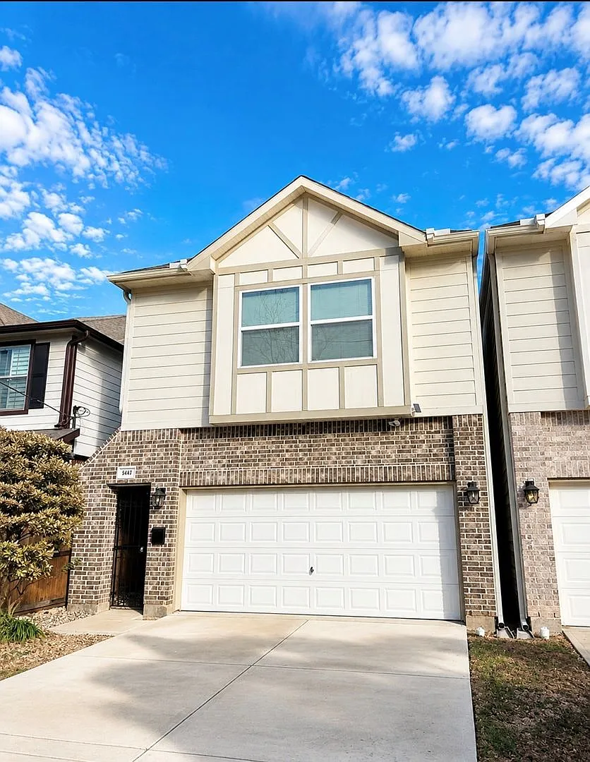 Stunning 3/2.5/2 Craftsman home in highly desirable and sought after Heights Location! — Photo 1