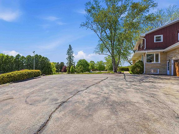 4th image of 319 Hillcrest Dr