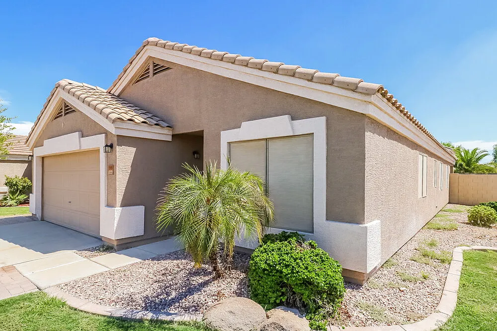 3 bed, 2.0 bath, 1691 sqft, $2,110 — Photo 3