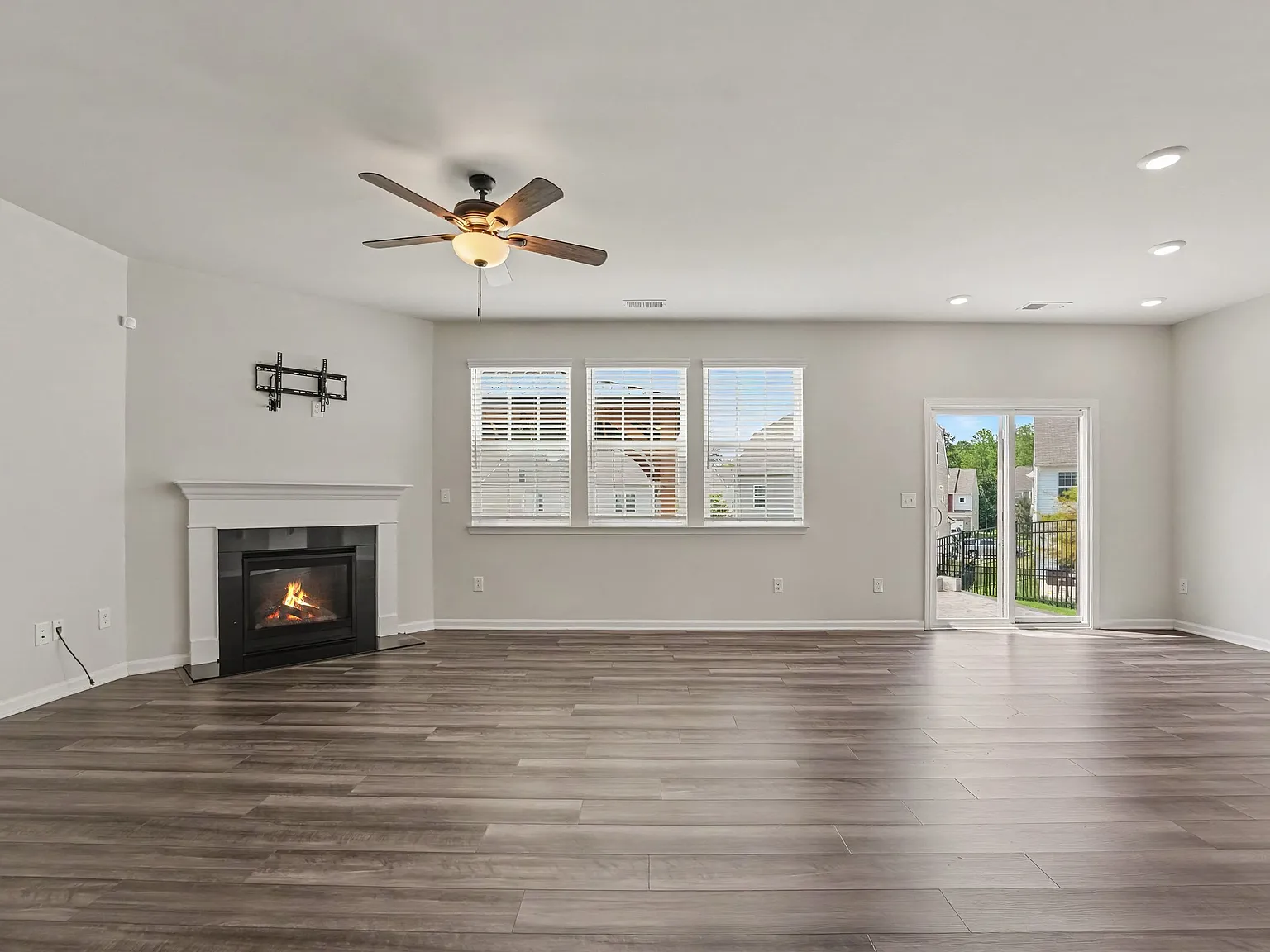 214 Kennerly Center Dr — Photo 2