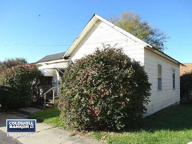 620 Ledochowski St photo 1