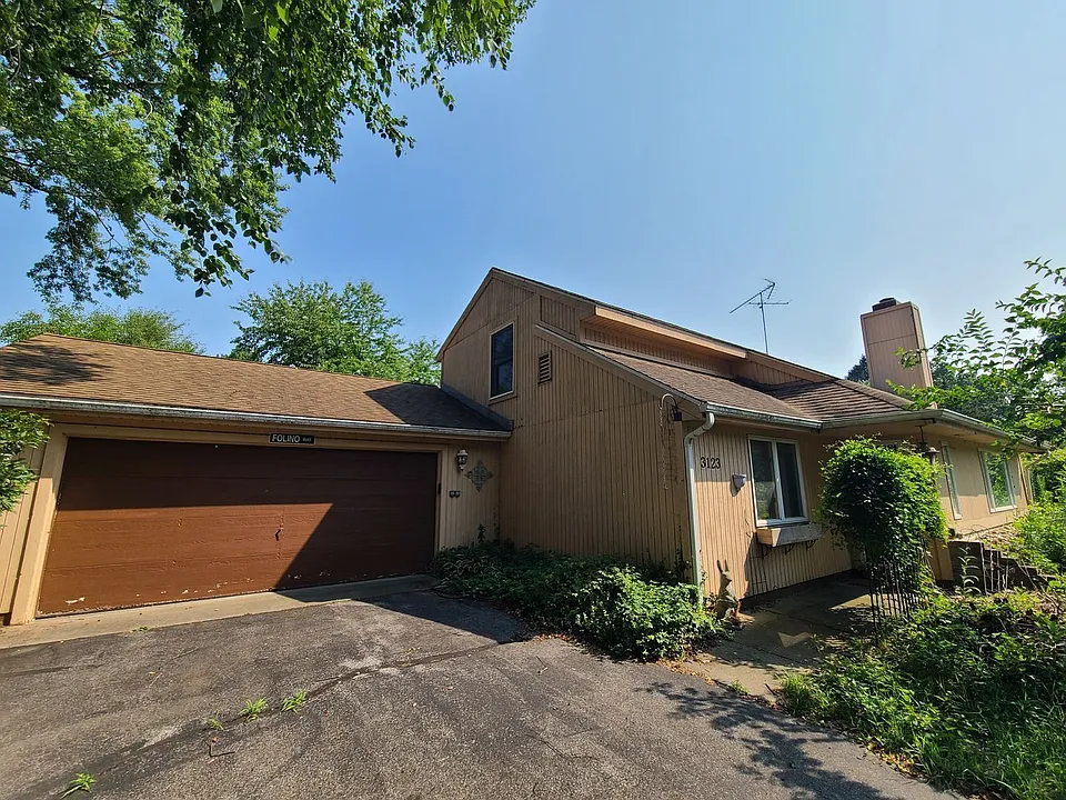 3123 Lakeshore Dr