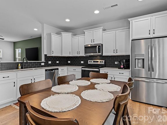 5th image of 120 Slalom St
