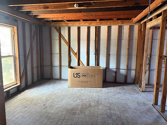3rd image of 147 Sandy Oak Ln