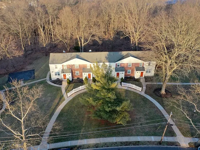 37B Hawthorne Dr #1 — Photo 16