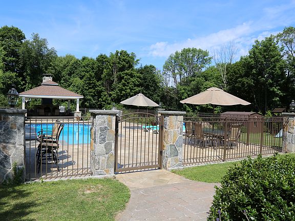 2nd image of 2 Linda Ln