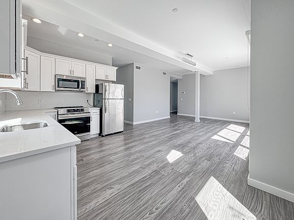 Kitchen, with an alcove, great for round table