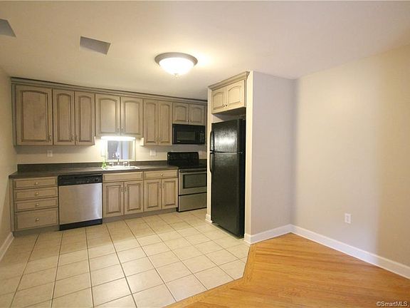 3rd image of 315 Naubuc Ave
