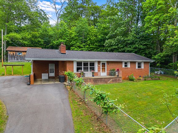 3rd image of 1549 Park Ln