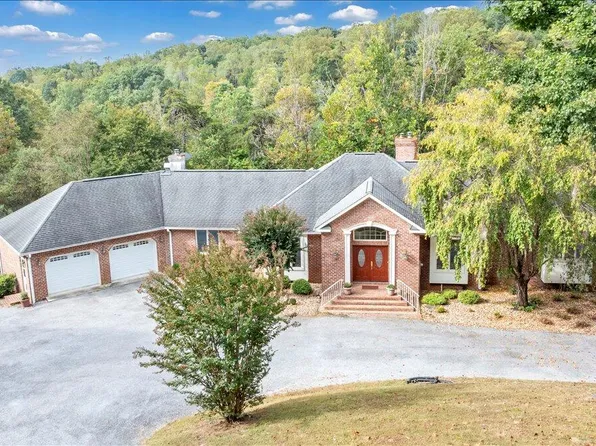 2854 Hickory Cove Ln, Moneta, VA 24121