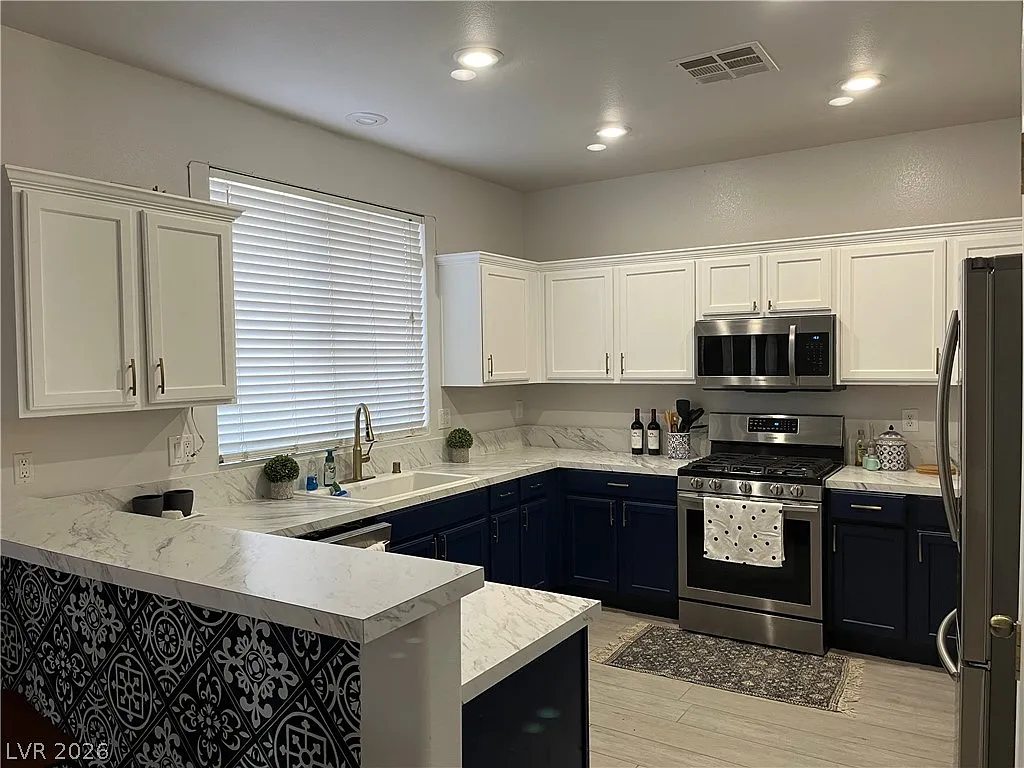 4 bed, 3.0 bath, 2160 sqft, $2,300 — Photo 2