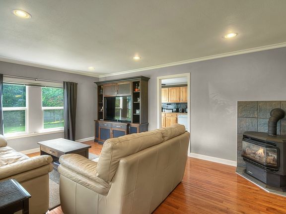 3rd image of 321 Tacoma Blvd
