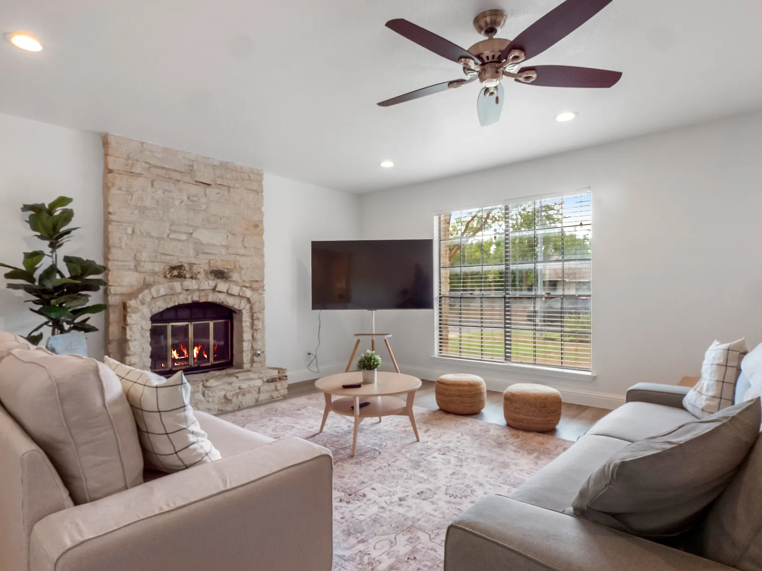 3 bed, 2.5 bath, 2264 sqft, $3,800 — Photo 4