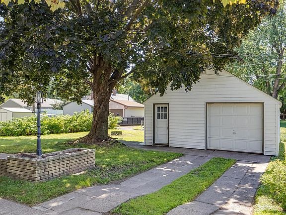 4th image of 234 Haskell St E