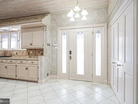 2nd image of 208 Coari Ave