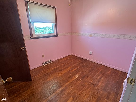 3rd image of 905 E Summit St
