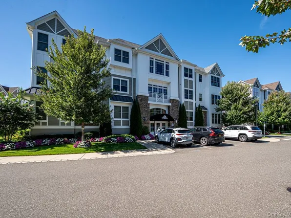 30101 Spruce Pond Circle, Plainview, NY 11803