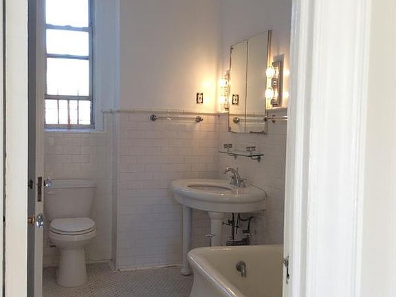 5th image of 105 W 72nd St APT 12A