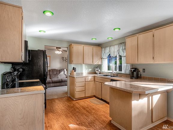 3rd image of 914 197th Street Ct E