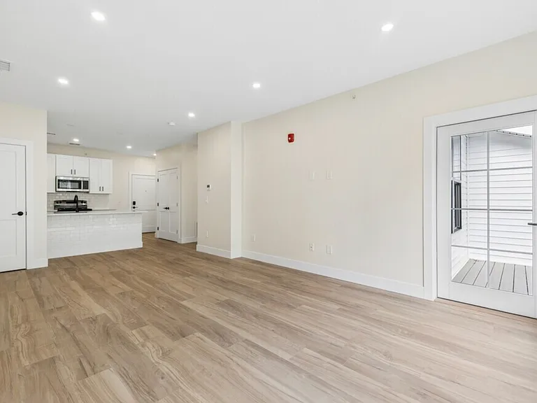 1BR, 1BA - 778SF - Kitchen and Living