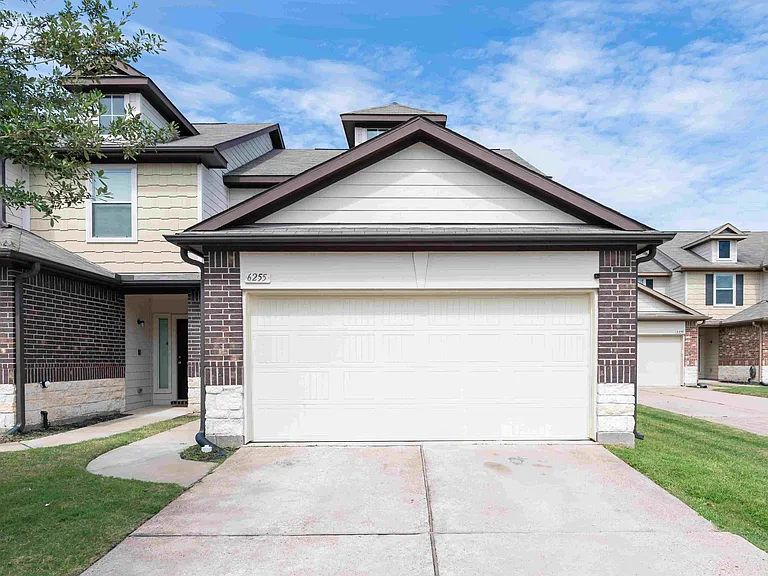 6255 Brenwood Cir — Photo 1
