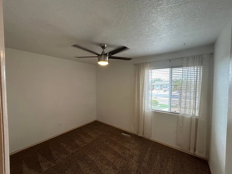 125 E 300 N — Photo 24