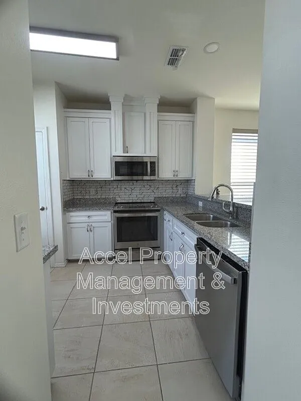 3 bed, 2.5 bath, 1774 sqft, $2,000 — Photo 3