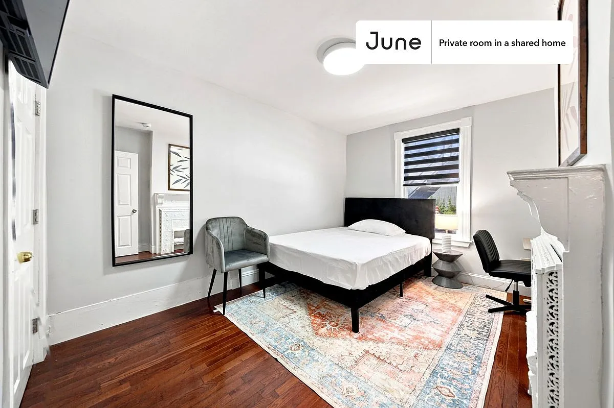 Queen bedroom in 7 bed/2 bath home in Allston #834 F — Photo 1