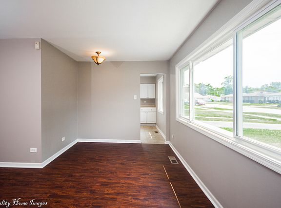 5th image of 1365 Greenbay Ave