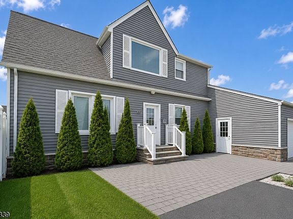 3rd image of 108 Ottawa Ave #2